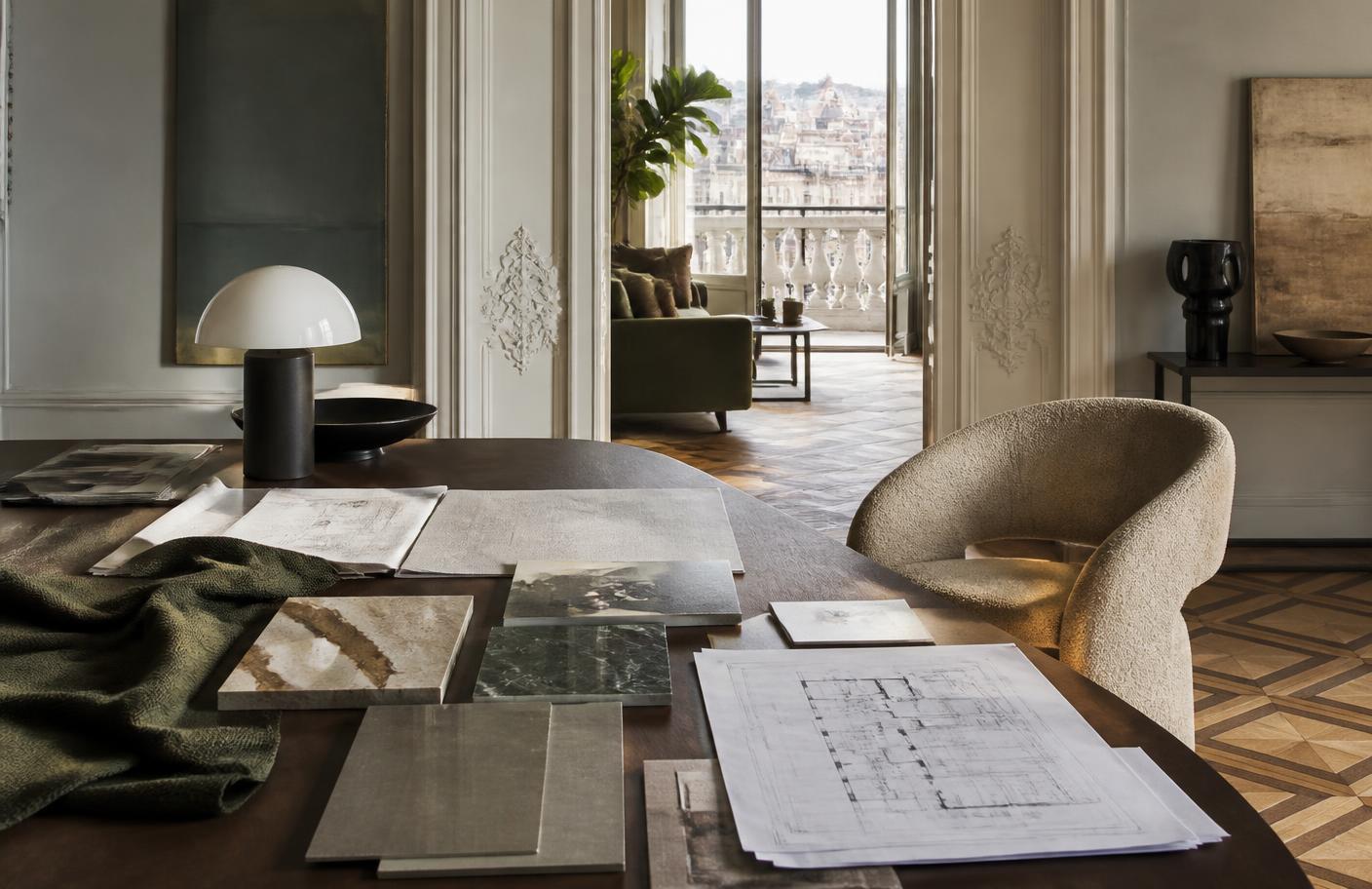 Mesa de trabajo con planos y muestras para un proyecto de interiorismo en Barcelona